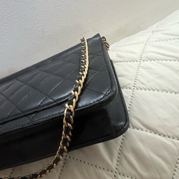 CHANEL Black Quilted Crossbody Bag with Gold Chain - Picture 7 of 12